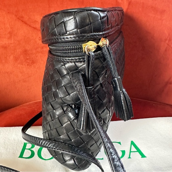 Vintage Bottega Veneta Black Leather Shoulder Crossbody with Woven Design - Picture 3 of 16